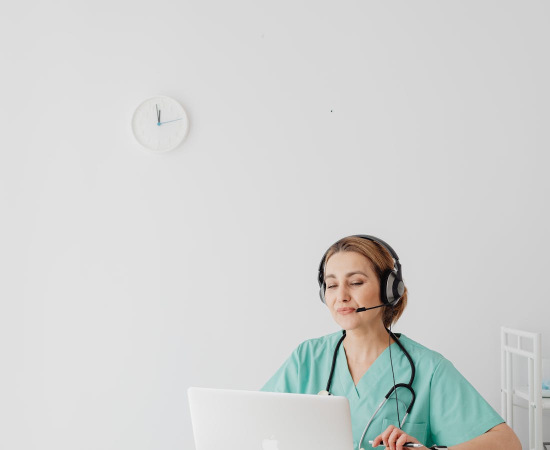 Profissional de saúde da OnLife em atendimento remoto